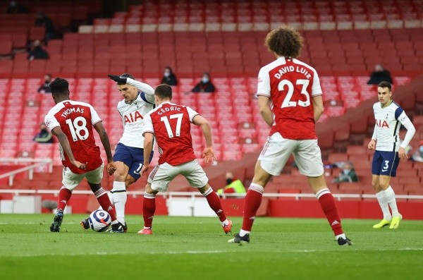 El momento de la rabona de Lamela ante el Arsenal. (Foto: Getty).