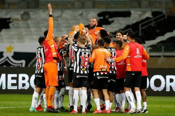 Atlético Mineiro celebra tras la definición por penales que estuvo en los pies de su arquero Éverson. (Foto: Getty).