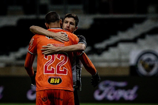 El abrazo entre Nacho Fernández y Everson, el arquero que fue héroe en la definición por penales ante Boca (Foto: Prensa Conmebol).