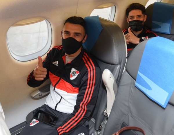 Suárez y Casco en el avión rumbo a Brasil. (Foto: Prensa River.