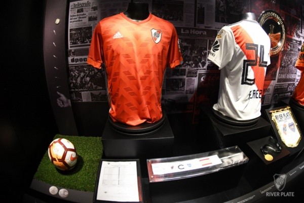 La planilla de la formación, el buzo de Armani, la camiseta de Enzo y la cinta de capitán que utilizó Ponzio. (Foto: Prensa River).