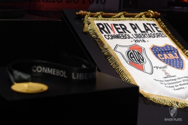 El banderín y la medalla dorada del título. (Foto: Prensa River).