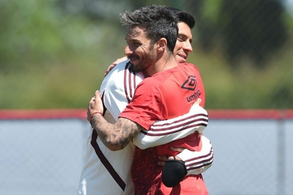 El abrazo de Scocco y Enzo Pérez en su reencuentro en un partido amistoso (@riverplate)