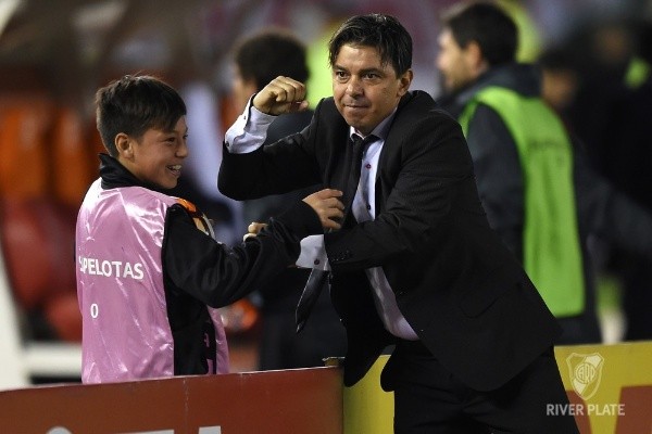 El festejo de Matías con el Muñeco después de eliminar a Independiente en la Libertadores 2018 (Foto: Prensa River).