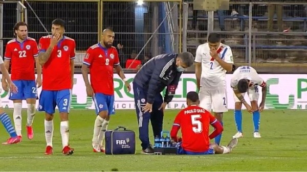 El momento de la lesión de Díaz, con Robert Rojas siguiendo de cerca la situación. (Foto: Captura TV).