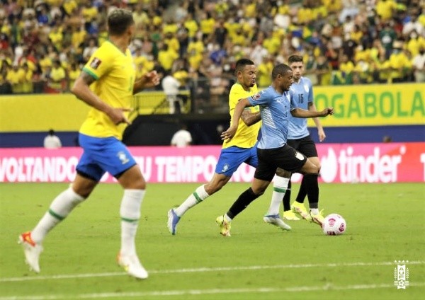 De La Cruz ante Brasil. (Foto: @Uruguay).