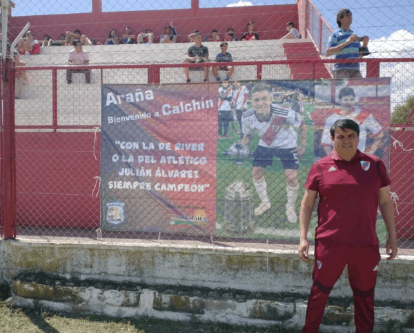 Hugo Fernández, captador de River, junto a la bandera desplegada de Julián. (Foto: Intendencia Calchín).