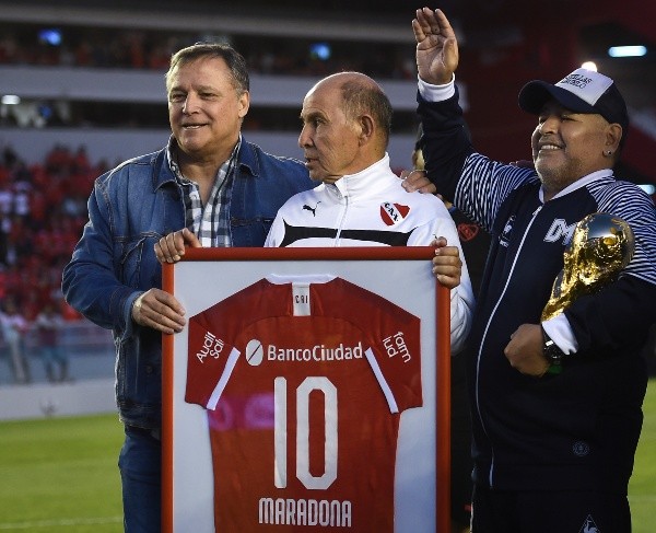 Bertoni, Bochini y Maradona en la visita de Diego a la cancha de Independiente con Gimnasia. (Foto: Getty).