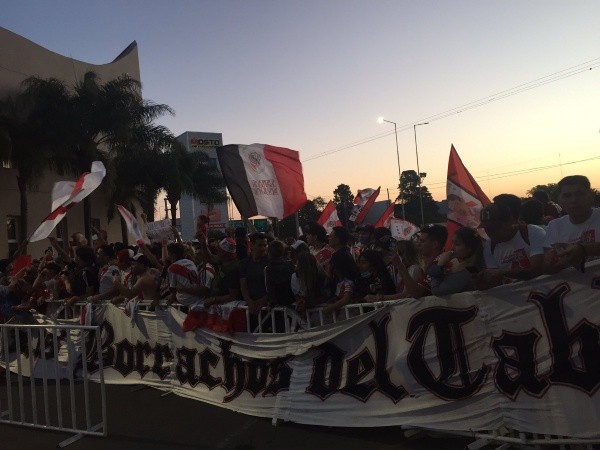 Muchísimos hinchas quisieron estar cerca del plantel en Córdoba (Foto: Twitter @AlarciaAndres).