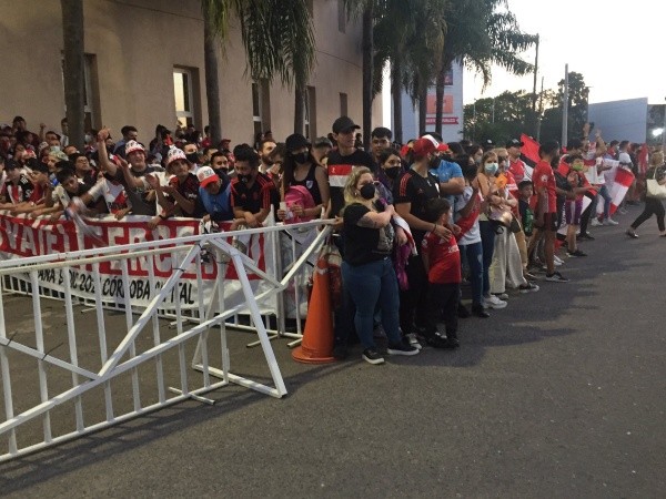Muchísimos hinchas quisieron estar cerca del plantel en Córdoba (Foto: Twitter @AlarciaAndres).