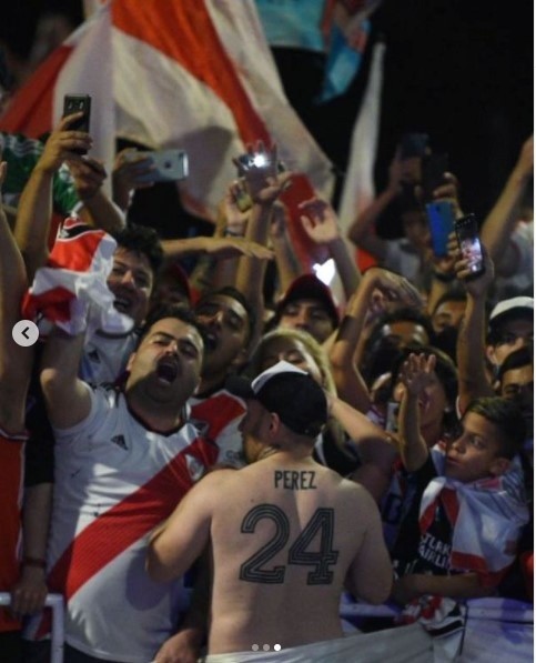 Un fanático con un tatuaje impresionante de Enzo Pérez en su espalda (Foto: Prensa River).