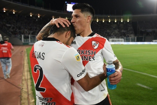 El mendocino saluda al autor del primer gol. (Foto: Prensa River).