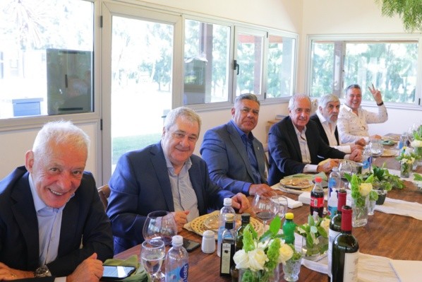El almuerzo que compartieron los dirigentes este mediodia en Ezeiza. (Foto: Prensa AFA).