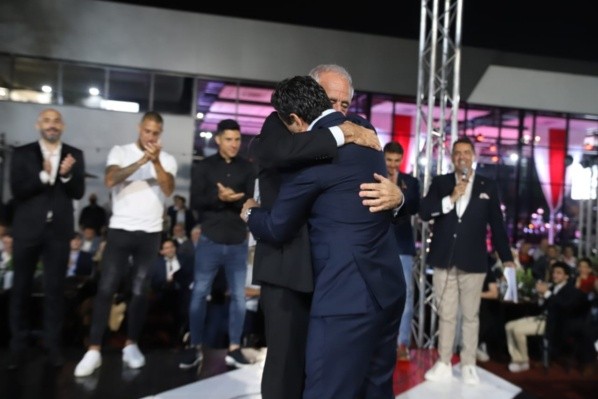 El abrazo entre D&#039;Onofrio y Gallardo luego de que el presidente se quedara con la corbata histórica (Foto: Fundación River).