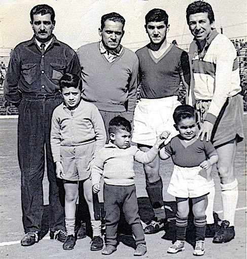 A la derecha de la imagen, Labruna en su último partido como jugador en Platense. (Foto: @ViejosEstadios).
