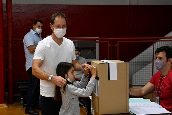 Brito votó en horas del mediodia en el Monumental acompañado por una de sus hijas. (Foto: Prensa River).