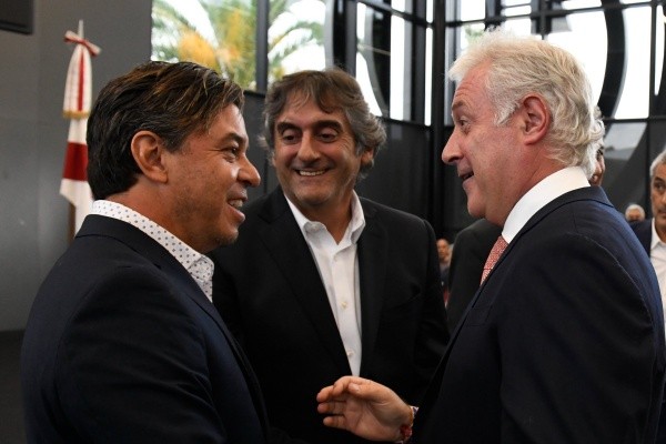 El Muñeco estuvo presente en el acto junto a Francéscoli y el Beto Alonso. (Foto: Prensa River).