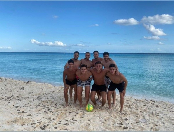 La Araña junto a Lucas Beltrán y amigos en Playa del Carmen.