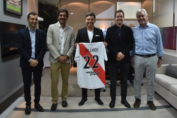 Stefano Di Carlo, Ignacio Villarroel, Gallardo, Jorge Brito y Matías Patanián en la firma del contrato del Muñeco. (Foto: Prensa River).