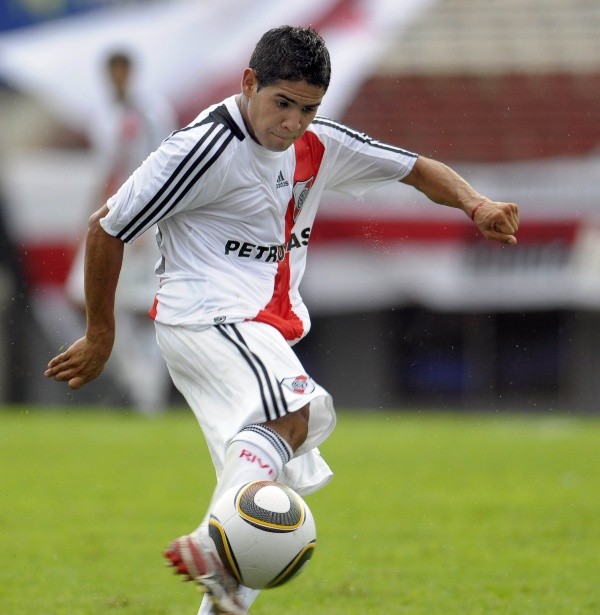 El Keko debutó con la banda roja en el Clausura 2009, en un partido que terminó 2-2 frente a Colón. (Foto: Getty).