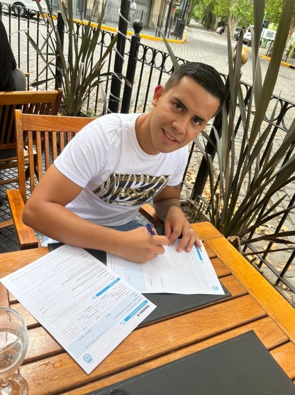 Carreras firmó su contrato con Fénix.