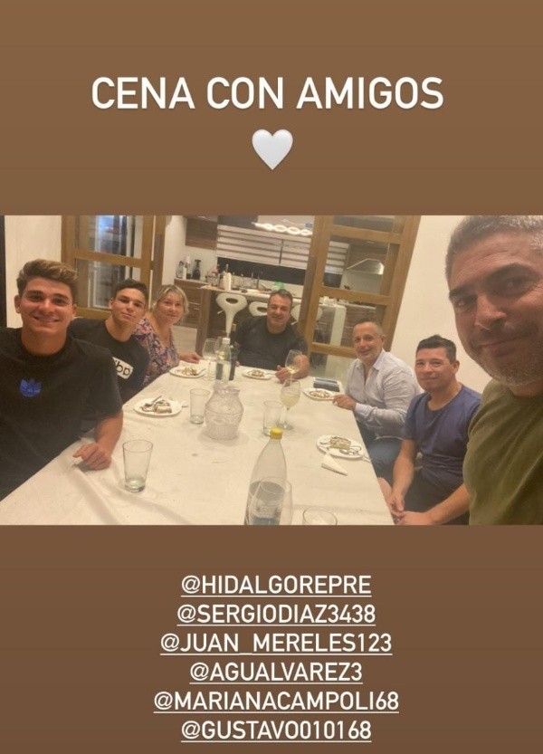 El delantero anoche publicó en Instagram una foto en la que está cenando con amigos y su representante Fernando Hidalgo.