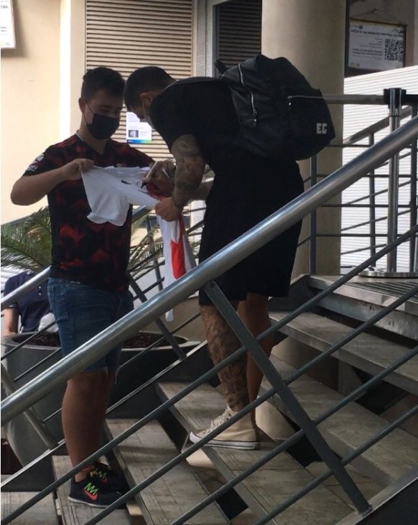 Gómez firma una camiseta antes de ingresar a la clínica. (Foto: @InfoGallina).