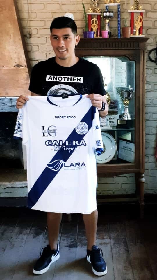 Federico Vega posando con la camiseta de Deportivo Merlo, su nuevo club.