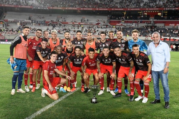 Omar Labruna posó con los jugadores con la Copa Ángel Labruna (Prensa River Plate)