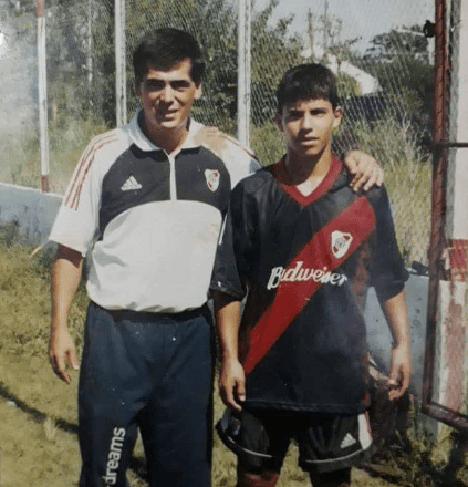 Agüero y su padre junto con la indumentaria del Más Grande en 2002.