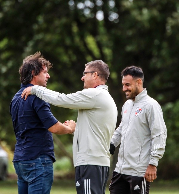 Cavenaghi charlando con Hermes Campos y Santiago Alonso, integrantes del fútbol formativo de River. (Foto: @RacingClubUru).