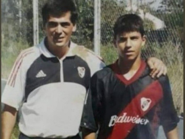 La famosa foto del Kun con la camiseta de River junto a Alejandro, DT de aquella &quot;filial&quot; del Millonario en Don Torcuato.