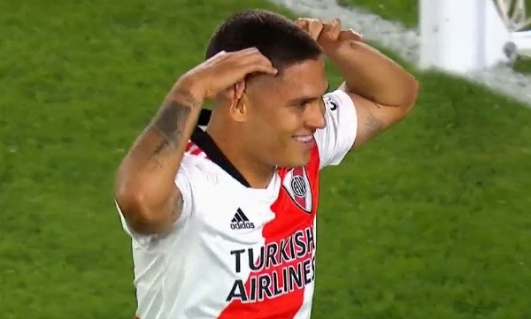 El gesto de Juanfer tomándose las orejas después del 3-0 (Foto: captura de TV).