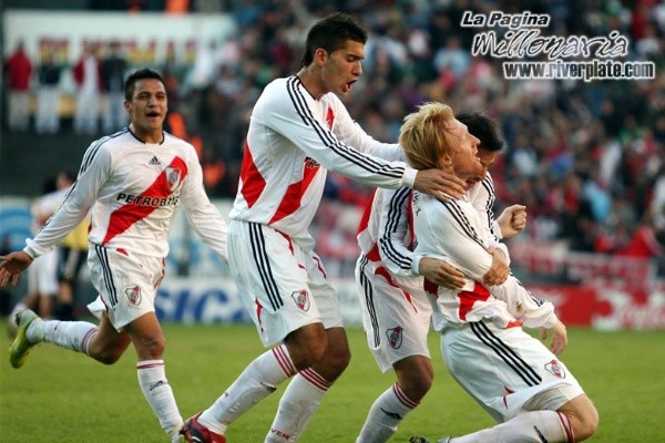 Alexis se suma al festejo con Nicolás Sánchez y Lussenhof en un Racing-River por el Apertura 2007.