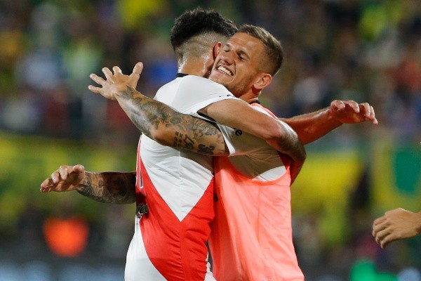 Zucu se abrazó con Simón tras su primer tanto en Primera. (Foto: Getty).