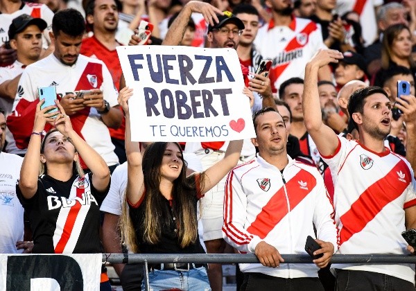 Los carteles con mensajes de apoyo para el Sicario se hicieron presentes en el partido con Argentinos Juniors. (Foto: Getty).