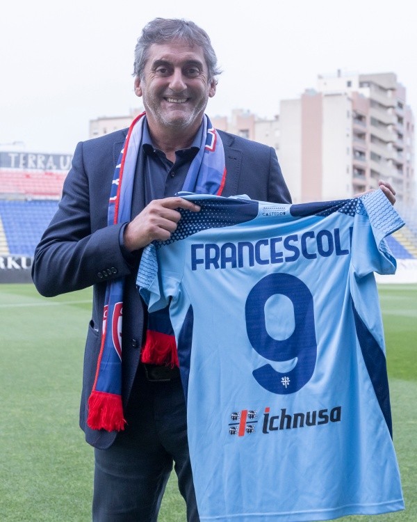 Francescoli recibió la emblemática 9. (Foto: @CagliariCalcio).