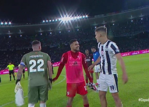 El momento del reencuentro entre Paulo Díaz y Girotti luego del partido. (Foto: Captura TV).