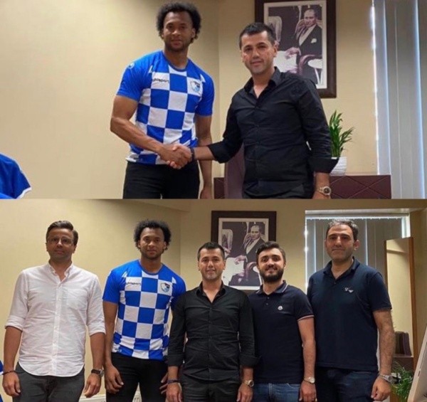 El momento de la firma de Arturo Mina con el BB Erzurumspor de Turquía.