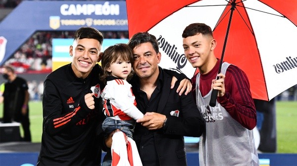 Gallardo celebra la Liga Profesional con tres de sus cuatro hijos. (Foto: Getty).