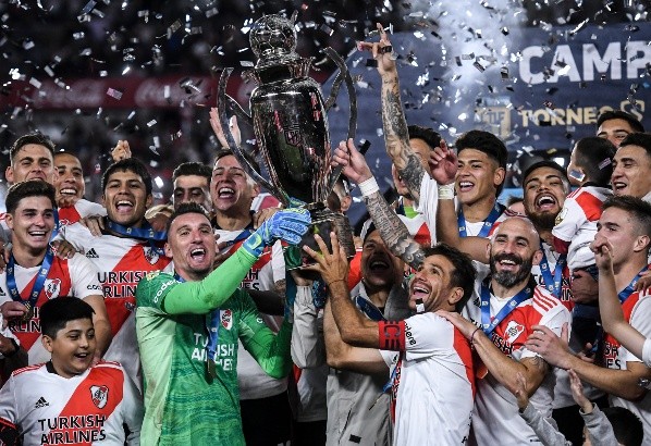 Ponzio y Armani levantaron la copa de la Liga Profesional que ganó River en 2021 (Foto: Getty).