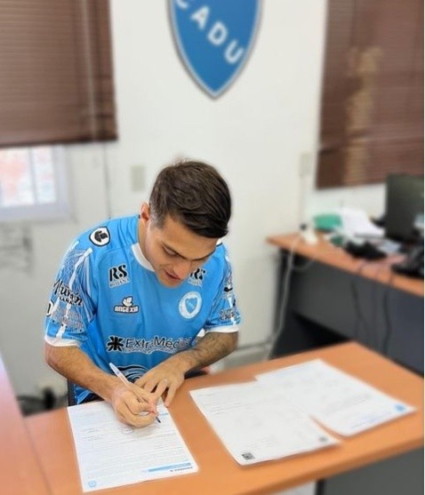 El ex lateral de River firmó contrato con CADU (Foto: Instagram)