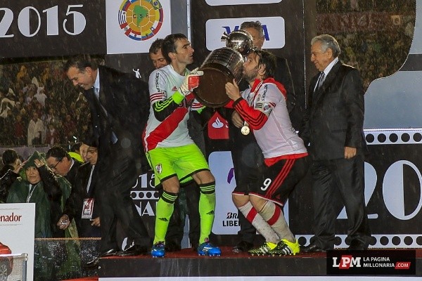 Cavenaghi junto a Barovero levantan la Libertadores 2015. (Foto: LPM).