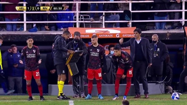 El momento en el que Beltrán ingresó al campo de juego, junto con Aliendro y Herrera. (Foto: Captura TV).