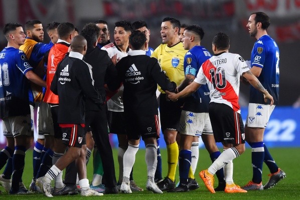 Toda la bronca de los jugadores de River contra el árbitro Roberto Tobar después del final del partido (Foto: Getty).
