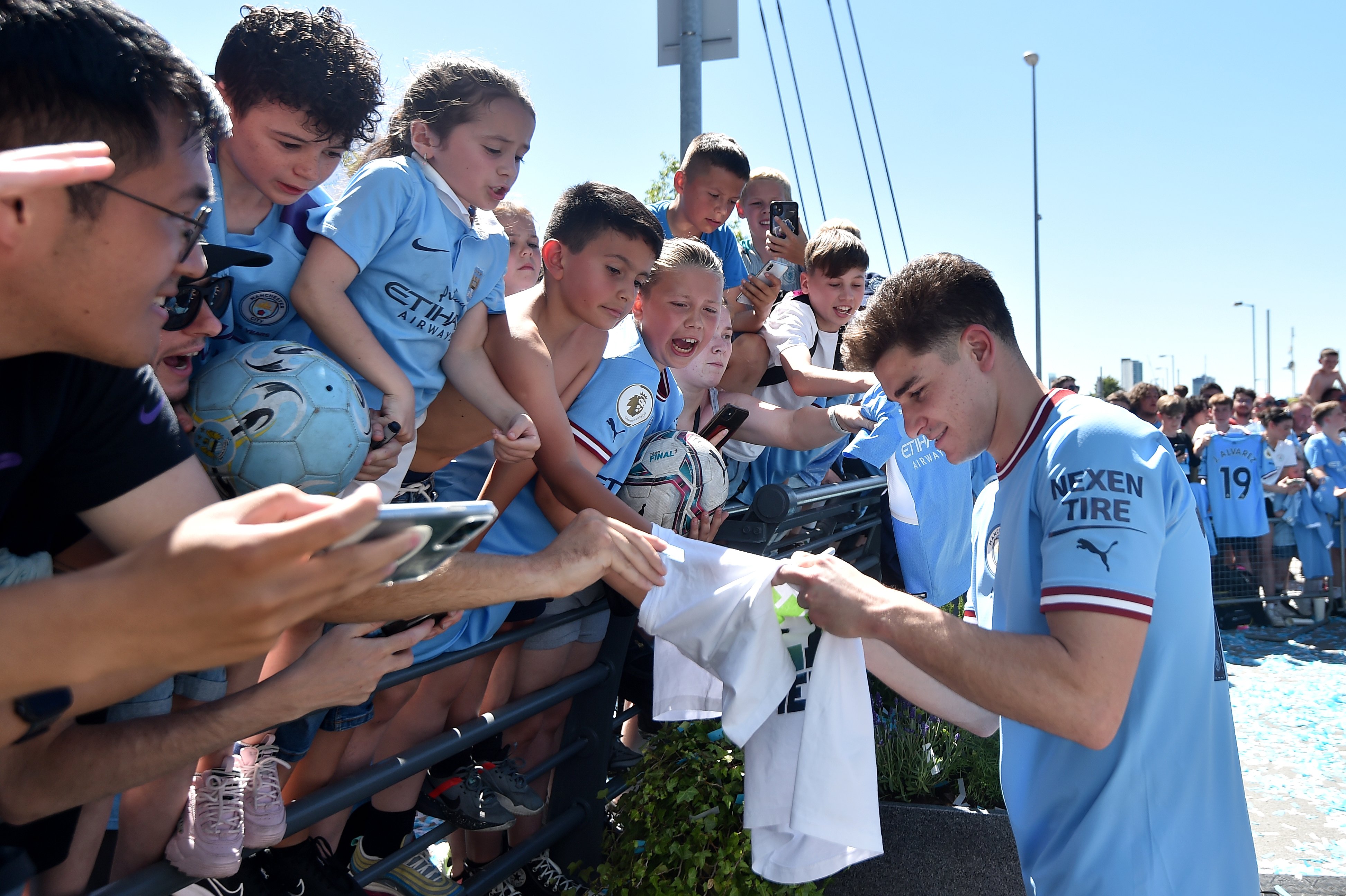 Julián le firmó camisetas a los chicos y también regaló pelotas autografiadas. (Foto: @ManCity).