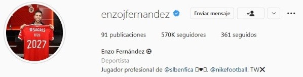 Enzo posa con la del Benfica.
