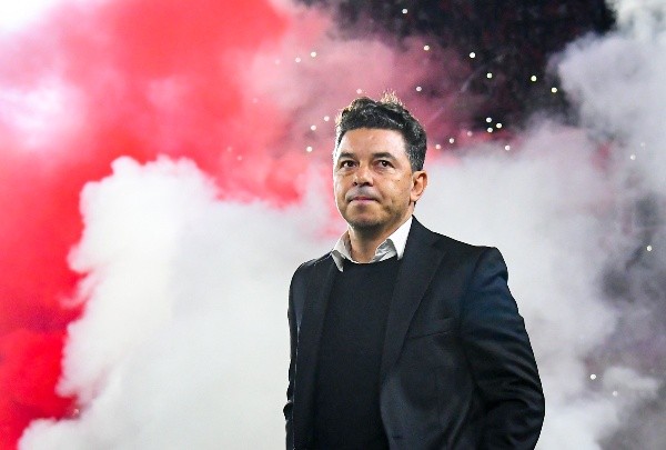 Fotón de Marcelo Gallardo y el humo rojo y blanco detrás de él. (Foto: Getty).