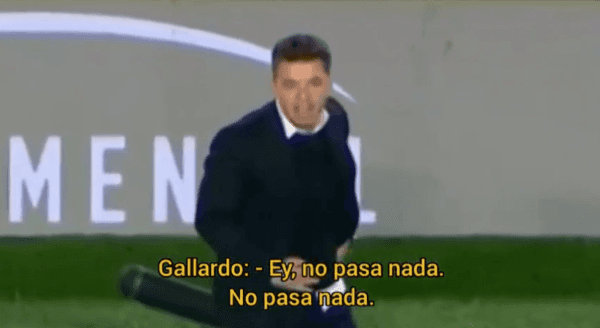 El momento exacto en el que Gallardo trata de darle animo a Martínez.