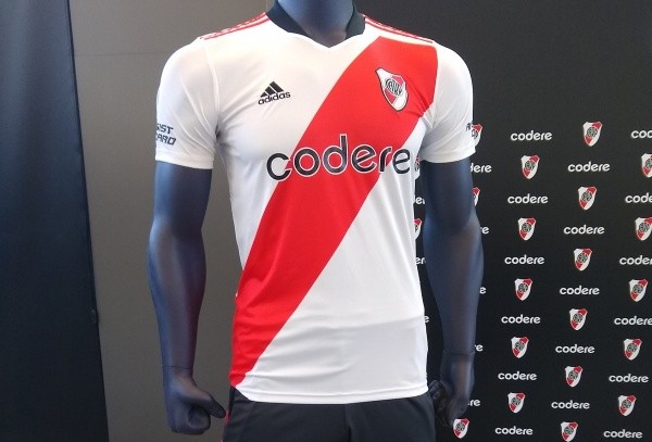 Así se verá la nueva camiseta de River, con el cambio de su main sponsor hasta agosto de 2025.